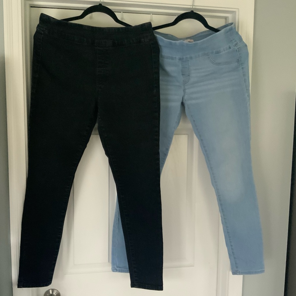 SO Juniors Pull-on Jeggings. Large